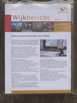 905245 Afbeelding van een wijkbericht geplakt op de onlangs onthulde stalen 'Leugenaarsbank', op de Anton Geesinkstraat ...
